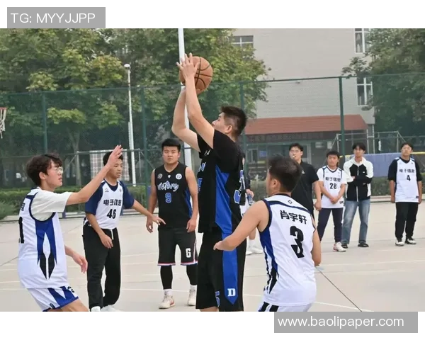 打篮球的男生在思考比赛策略与个人成长的心路历程 打篮球的男生在思考比赛策略与个人成长的心路历程